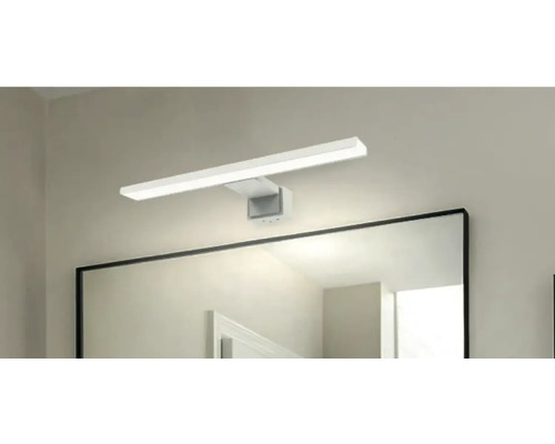 Salle de bains avec armoire de toilette et éclairage LED