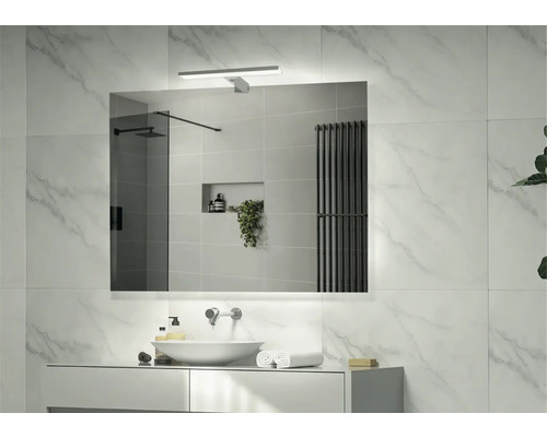 Badezimmerszene mit Waschbecken, Spiegel und Beleuchtung