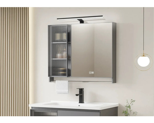 Badezimmerszene mit Spiegelschrank, Waschbecken, Armatur und Beleuchtung