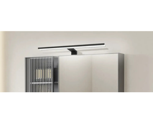 Badezimmer mit Spiegelschrank und LED-Leuchte