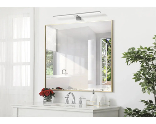 Miroir carré avec éclairage au-dessus du lavabo dans la salle de bain.