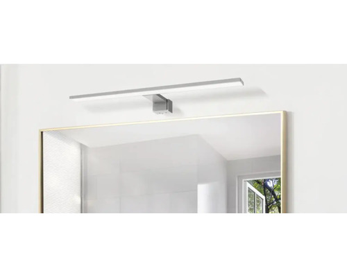 Luminaire de miroir avec LED au-dessus d''un miroir dans la salle de bain.