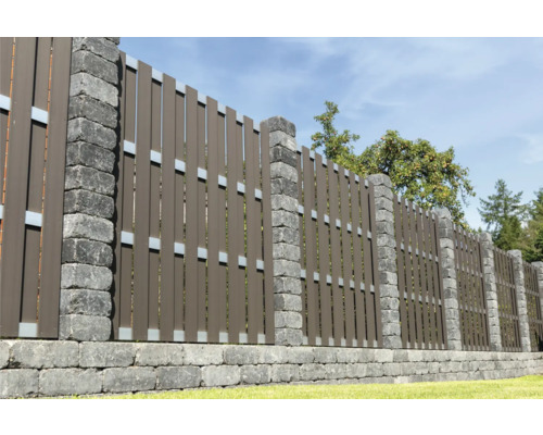 Vue de jardin avec clôture composée de poteaux en pierre et de lamelles