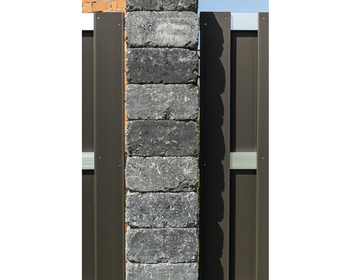 Poteau de clôture en béton composé de pierres empilées avec éléments métalliques