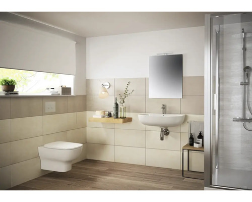 Salle de bains moderne avec toilettes, lavabo, miroir et douche