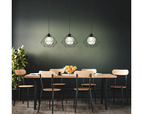 Esszimmer mit Esstisch, Stühlen und drei Hängelampen im Industriedesign