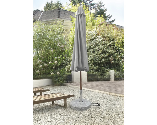 Parasol fermé avec pied de parasol sur une terrasse