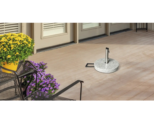 Terrasse avec pied de parasol et mobilier de jardin