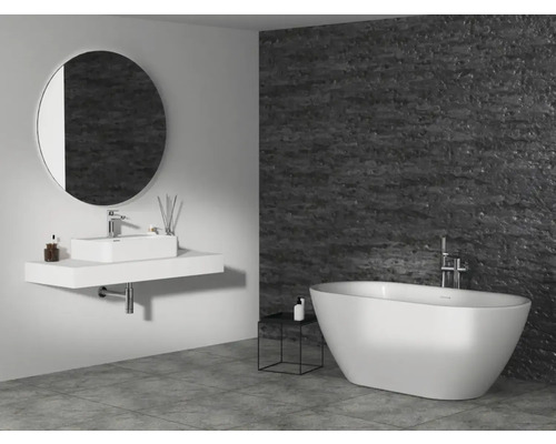 Salle de bains avec baignoire, lavabo et miroir