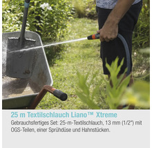 Scène de jardin avec brouette, bêche et personne utilisant un tuyau textile Liano Xtreme de 25 mètres avec buse de pulvérisation