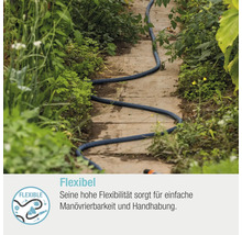Tuyau d''arrosage flexible sur un chemin de jardin