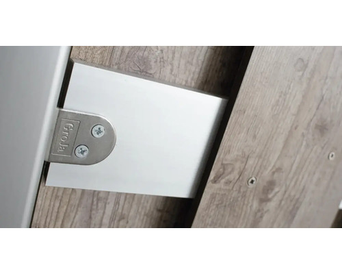 Detailansicht eines Möbelbeschlags mit Schrauben und Herstellerlogo