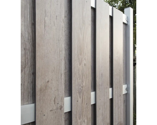 Detailansicht eines Holzzauns mit Metallelementen