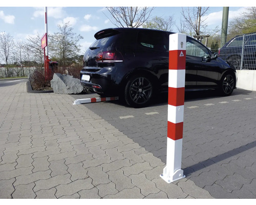 Borne de barrage en acier avec marquage rouge et blanc et symbole triangulaire