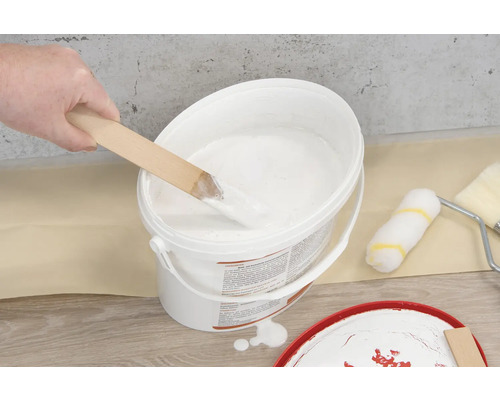 Seau de peinture avec agitateur en bois et rouleau de peinture