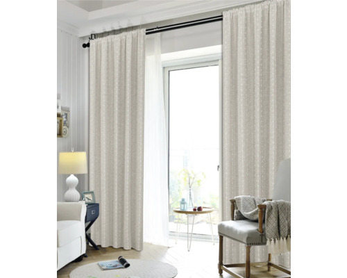 Wohnzimmer mit Vorhängen vor einem Fenster und einer Sitzgruppe