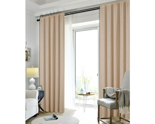 Wohnzimmer mit Vorhängen, Sessel und Beistelltisch