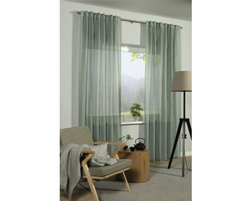 Scène de salon lumineuse avec fenêtre, rideaux, fauteuil, table et lampadaire