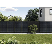 Clôture de jardin avec modules solaires et éléments en bois en extérieur