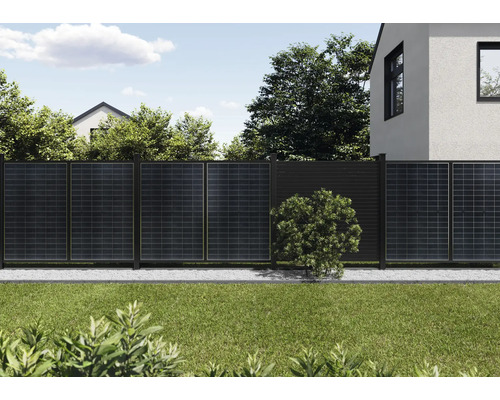 Clôture de jardin avec modules solaires et éléments en bois en extérieur