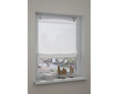 Fenêtre avec store bateau blanc et décoration sur le rebord de la fenêtre