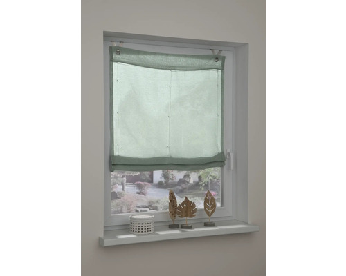 Vue sur une fenêtre avec un store bateau vert.