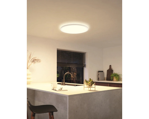 Plafonnier rond dans une cuisine lumineuse