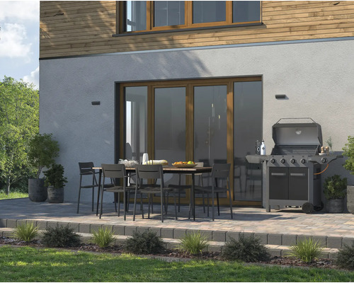 Terrasse mit Gartentisch, Stühlen und Gasgrill am Haus