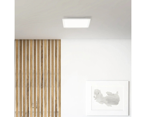 Plafonnier carré dans une pièce lumineuse