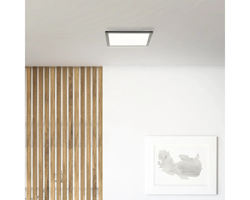 Plafonnier carré dans une pièce lumineuse