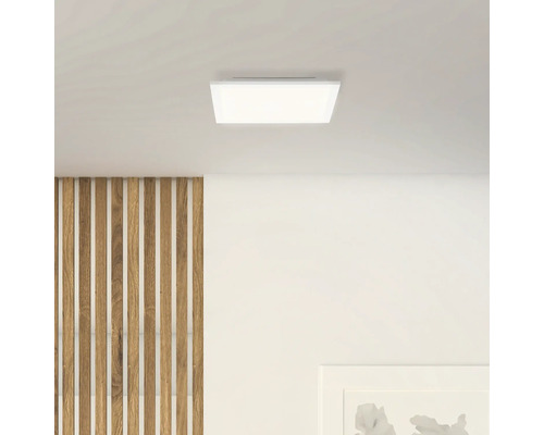 Quadratische Deckenleuchte in einem hellen Raum.