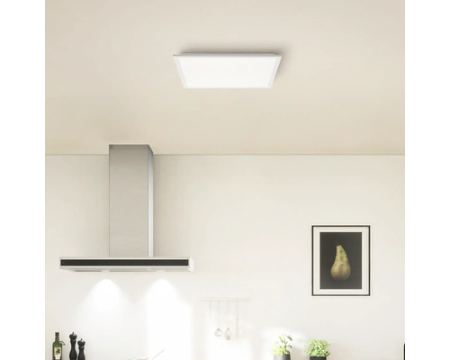 Cuisine moderne avec hotte aspirante et plafonnier carré