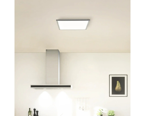 Cuisine lumineuse avec hotte aspirante et plafonnier carré