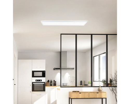 Cuisine lumineuse avec plafonnier moderne