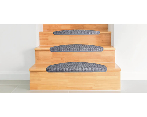 Holztreppe mit Teppichstufenmatten