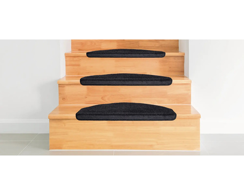 Holztreppe mit schwarzen Stufenmatten