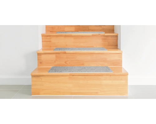 Escalier en bois avec tapis d''escalier gris