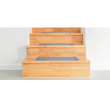 Escalier avec des tapis de marche d''escalier