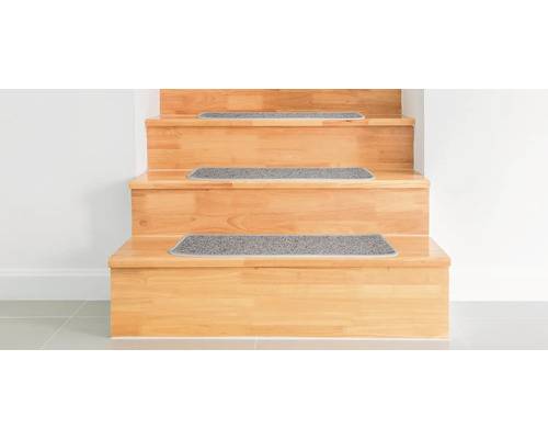 Escalier avec des tapis de marche d''escalier
