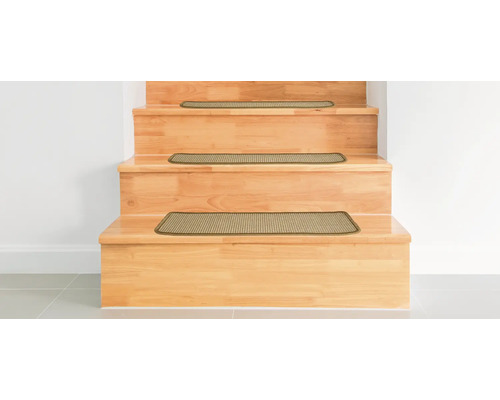 Holztreppe mit Treppenmatten