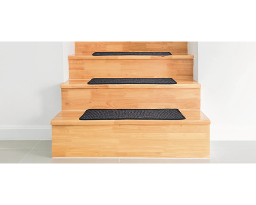 Holztreppe mit dunklen Stufenmatten für mehr Sicherheit und Komfort
