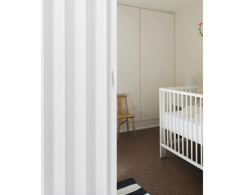 Chambre avec porte coulissante, lit de bébé et chaise