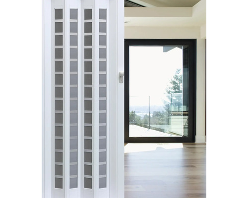 Weisse Falttür mit transparenten Einsätzen in einem hellen Raum