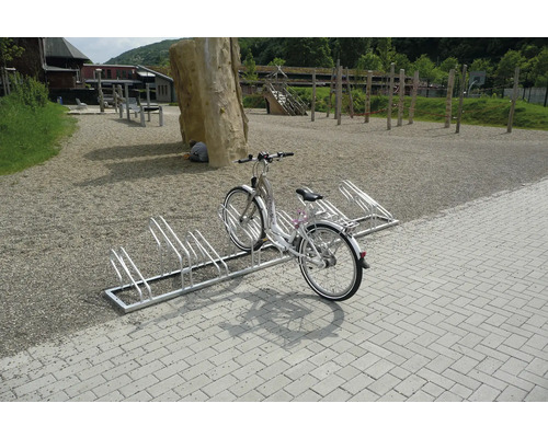 Vélo sur un support à vélos à l''extérieur