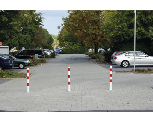 Parking avec bornes de délimitation à rayures rouge et blanche