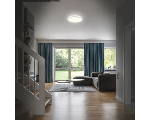 Plafonnier LED IP44 19W 2400 lm 4000 K hxØ 3,5x29 cm Slim blanc + Backlight Effect Salon avec plafonnier, canapé et fenêtre