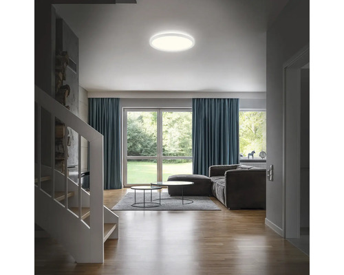 Plafonnier LED IP44 22W 2900 lm 4000 K hxØ 3,5x42 cm Slim blanc + Backlight Effect Salon avec plafonnier, canapé et fenêtres