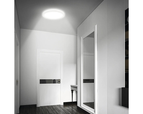 Couloir avec plafonnier, porte et miroir