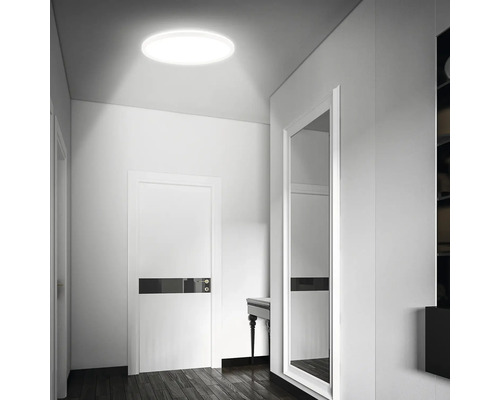 Scène d''un couloir lumineux avec un plafonnier rond