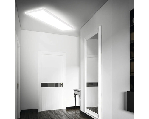 Couloir lumineux avec plafonnier rectangulaire, porte et miroir